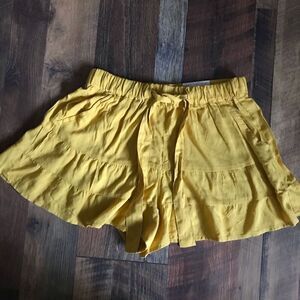 So brand teen Juniors SZ Medium mustard yellow short shorts ruffle New w/tags